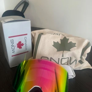 Skidglasögon från Canada Snow - Snygga skidglasögon från Canada Snow med färgglada spegellinser. De har 100% UVA & UVB skydd, dubbellins med antifog och en ventilerad ram. Okrossbar lins i polykarbonat och silikonband för bra passform.