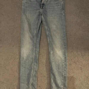 Ljusblå jeans från Tiger of Sweden - Helt nya jeans från Tiger of Sweden. Storlek: w29, L32.  Nypris: 1600:- och de är aldrig använda.