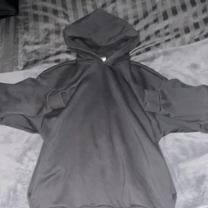 Grå hoodie - Säljer en stilren grå hoodie utan nämnbara defekter. 