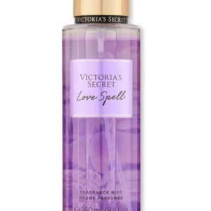 Love Spell Fragrance Mist från Victoria's Secret - En doftspray från Victoria's Secret med lukten Love spell! skriv privat för egna bilder🥰använt max ca 25% och säljer då den inte kommer till användning🥰luktar supergott