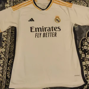 Vit Realmadrid  fotbollströja  - Säljer en Real Madrid fotbollströja den är knappt använd 1,2 gånger 