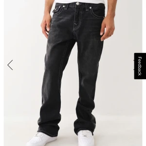 Svarta jeans från True Religion - Säljer dessa SN Flap Slim Flare från True Religion, köpta i december 2024. De är aldrig använda och säljes på grund av att de var för små. Skulle säga att jeansen passar såväl för tjejer, det beror såklart vad man har för preferenser hur de ska sitta på kroppen🙌🙌
