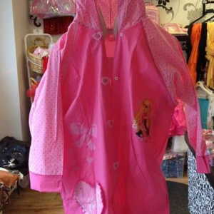 Barbie  regnjacka  - Söt  regnjacka med Barbie-tryck och stjärndetaljer. Jackan har en huva och långa ärmar med stjärnmönster vid ärmsluten. Perfekt för regniga dagar och för alla Barbie-fans!  Stlk kvar 120-130,140-150 , helt ny 215kr/st 