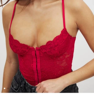 Röd spetskorsett - Snygg röd spetskorsett med justerbara axelband och dekorativa detaljer. Perfekt för att ge en extra touch till din outfit. Den har en elegant design med spetsmönster och en smickrande passform. Nypris 349kr mitt pris 250kr 