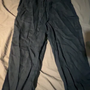 Marinblå mörka linnebyxor  - Marinblå mörka linnebyxor från H&M. Slim vid nedre av delen och wade vid början av delen. Går för båda kön och jätteskönt att ha på sig under sommaren. Har dessutom 2 fickor vid varsin sida. 