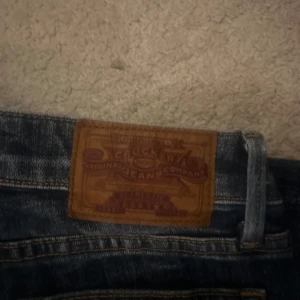 Blå bootcut jeans från Crocker - Snygga blå bootcut jeans från Crocker. De har en klassisk femficksdesign och en lätt tvättad look som ger en avslappnad stil. Perfekta för en casual outfit. Storlek 24/33