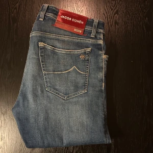 Jacob Cohen Limited  - Limited Edition Jacob Cohen model Bard i storlek 34. Tillhör senare kollektionen med den nya uppdaterade Ltd symbolen på bakfickan, sällsynt på plick. Grymt skick, hör av dig vid frågor!