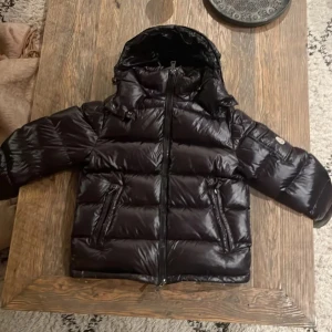 Moncler Maya 1 - Skitfet moncler Maya i storlek S. Perfekt nu när det är lite kyligare! Den är i jättebra skick och en fantastisk färg⭐️                                                Kom privat för mer info/prisförslag