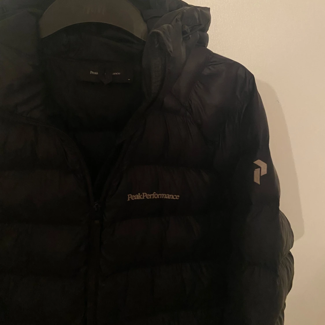 Svart dunjacka från Peak Performance - 1