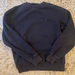 Tommy Hilfiger sweatshirt - Säljer en snygg Tommy hilfiger sweatshirt i fint skick. Använd men inga defekter eller skavanker. Nypris: 1099kr Mitt pris: 299  Tveka inte att ställa frågor i dm💯