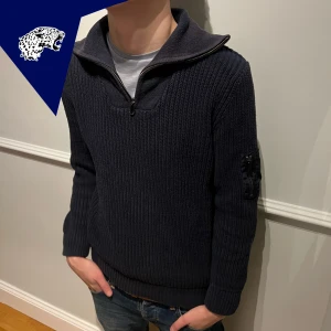 STICKAD QUARTERZIP TRÖJA - Stickad zip cardigan i blå | Skick: 8.5/10 | Strl: M | Modellen är 182cm | Hör av dig om du undrar någonting!