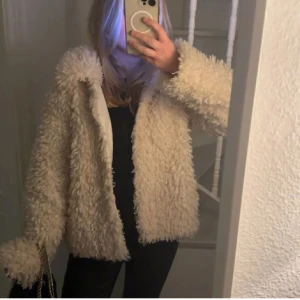 Teddy jacka - As snygg populär teddyjacka från Kappahl. Köpt här på Plick för 800 och endast använd 1 gång därav mitt pris🫶🏼🫶🏼 Storlek M men passar även S om man gillar lite overzised