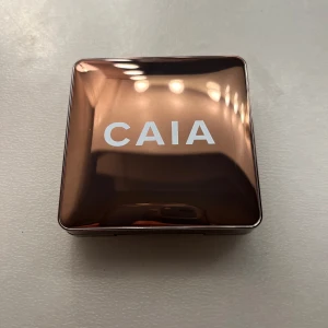 CAIA Glow Bronzer Antigua - Snygg bronzer från CAIA i nyansen Antigua. Kommer i en elegant, glansig förpackning med spegel. Perfekt för att ge ansiktet en solkysst look med en fin lyster. Är testad 2 gånger men är fortfarande som ny🥰Orginal förpackningen följer självklart med!