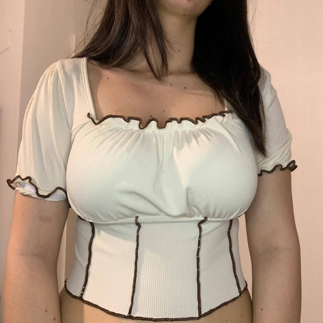 Vit ribbad topp med bruna detaljer