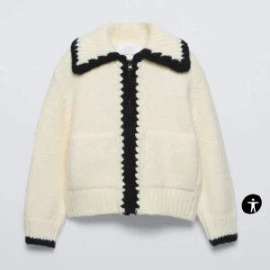 Vit kofta med svarta detaljer Zara - Assnygg vit jacka / kofta från Zara med svarta detaljer, jättegosig🥰 Helt slutsåld, storlek 164 så motsvarar XS/S. Helt ny med prislapp kvar, pris går att diskutera!!😙 