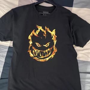 Svart t-shirt Spitfire - Cool svart t-shirt från Spitfire. Perfekt för dig som vill bli sigma. L strl