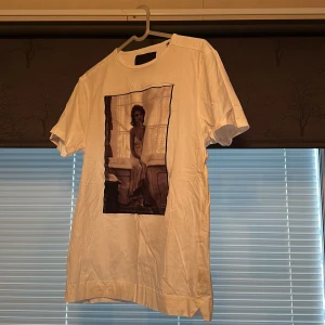 Vit t-shirt med tryck från Limitato - Snygg vit t-shirt från Limitato. Inga skador eller någonting. Priset kan diskuteras. Hör av er vid minsta fråga!