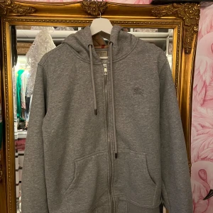 Burberry hoodie - Säljer den klassiska hoodien från burberry som funkar bra med de flästa stilarna. Sitter bra. Bra skick överlag föruton ett slitage i luven som enkelt går att fixa. Tveka inte på att höra av dig.