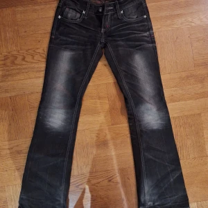 Lågmidjade svarta jeans  - Skit snygga svarta lågmidjade flare jeans från Miss Capri. Storlek 26 men de är ganska små I storleken. Köpta på vinted i somras men har bara blivit använda några gånger för att dem har tyvärr blivit lite försmå för mig. Det finns slitage längst ner på benen. Skriv vid frågor💕