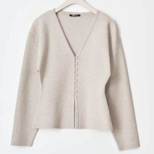 Shaped knitted cardigan XS - Säljer denna populära figursydda tröja från Gina Tricot i beige, storlek XS. Helt ny och oanvänd. Slutsåld på hemsidan. 