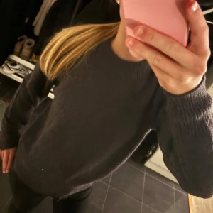 Mörkgrå stickad tröja från JDY - Säljer en mysig mörkgrå stickad tröja från JDY. Tröjan har en klassisk design med långa ärmar och ribbstickade muddar vid ärmslut och nederkant. Perfekt för kyliga dagar! Aldrig använt💗