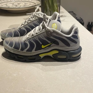 Nike sneakers med grå och gula detaljer - Kom gärna med pris det går att diskutera!