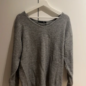 Grå tröja från 157 - Säljer en grå tröja med v ring från 157. Använd bara ett fåtal gånger men ingenting man märker av ❤️