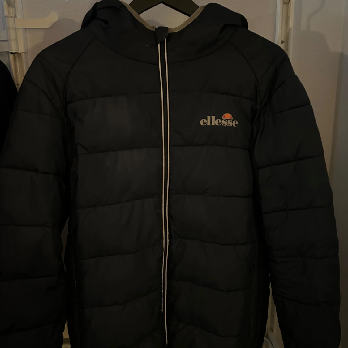 Svart pufferjacka från Ellesse