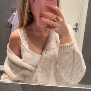 Beige stickad kofta från ONLY - Mysig beige stickad kofta från ONLY med knappar framtill. Perfekt för kyligare dagar men även på sommar kvällar , ger en stilren look. Koftan har en mjuk och bekväm passform. Använt ett fåtal gånger💕 köptes för ca 400kr