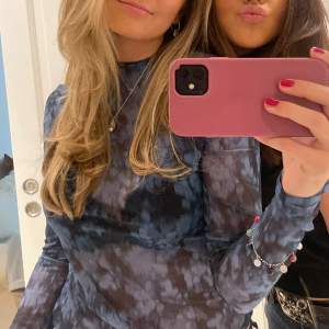 Snygg blåmönstrad långärmad mesh topp! ❤️ Slutsåld, passar S-M 