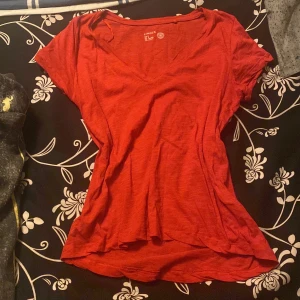 V-neck T-shirt  - Jätte snygg röd v neck t-shirt från Lindex, köpt secondhand och har aldrig blivit använd av mig! 