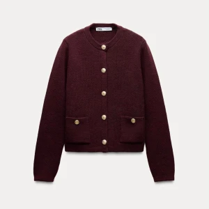 Vinröd kofta från Zara - Snygg vinröd kofta från Zara med guldknappar och två fickor framtill. Den har en klassisk rund hals och långa ärmar. Perfekt för att lägga till en touch av elegans till din outfit. Helt oanvänd! Detta är en lånad bild men man kan alltid komma privat för fler bilder! Denna är stl M men passar mer som en S 