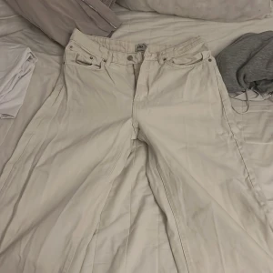 Vita byxor från 157 - Snygga vita byxor från 157 med klassisk design. De har en rak passform och är tillverkade i ett bekvämt material. Perfekta för en stilren look.