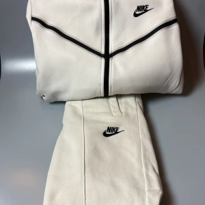 Nike tech track suit - Säljer nu min nike tech track suit, nästintill oanvända, skick 10/10 size Xs men passar även S