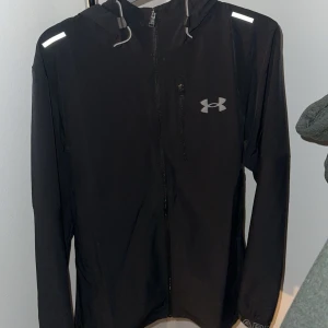 under armour jacka - Storlek S! Passar mig perfekt är ca 185cm. Som ny köptes för ca 2 veckor sen har inte använt den. Knitto finns! 