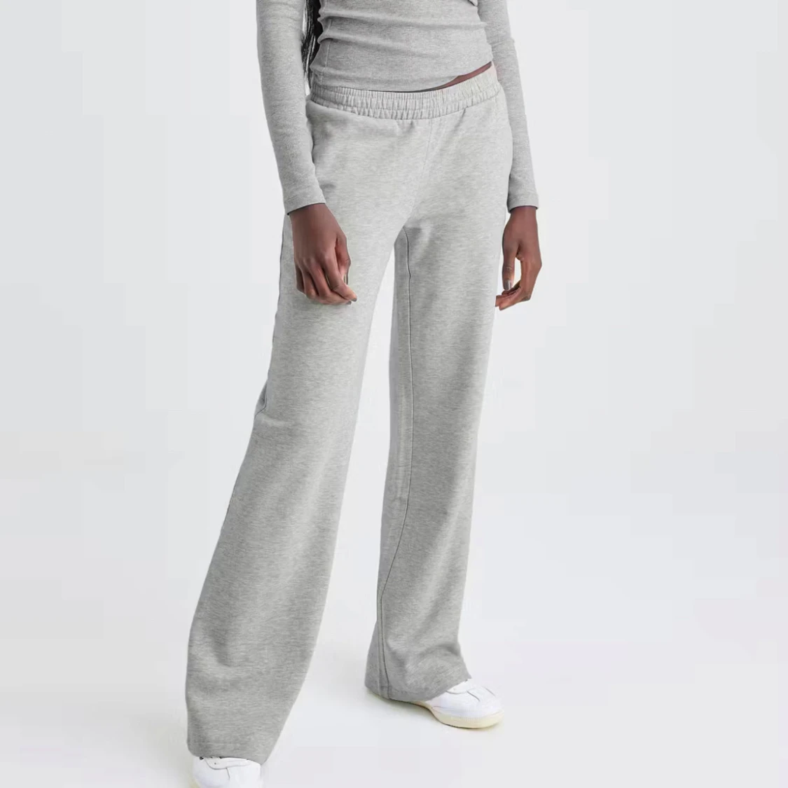 Gråa lågmidjade mjukisbyxor från Bik Bok