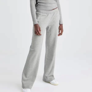 Gråa lågmidjade mjukisbyxor från Bik Bok - Snygga och bekväma grå mjukisbyxor med elastisk midja. Perfekta för en avslappnad stil. Byxorna är lågmidjade och bootcut. Dom har töjts ut lite i knäna men annars superbra skick!💗