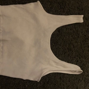 Vit topp - En fin Basic vit topp ifrån Gina i bra skick. 