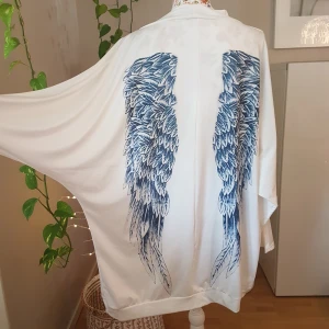 Öppen långkofta/cardigan, änglavingar - Oanvänd. Glansig polyester m fint fall. Oversize, batwing-ärmar & passar fler än S beroende på önskad passform. ~ STOR rensning i min shop ~ Välj 5 för 100kr oavsett pris, skicka medd/lämna som prisförslag (gäller där det står) ~