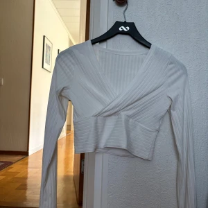 Vit tröja  - Jättefin vit tröja med v-ringning.