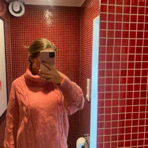 Stickad polo tröja - Super fin färg! Perfekt till hösten och så mysig. Oversized tröja vilket gör den så snygg. 