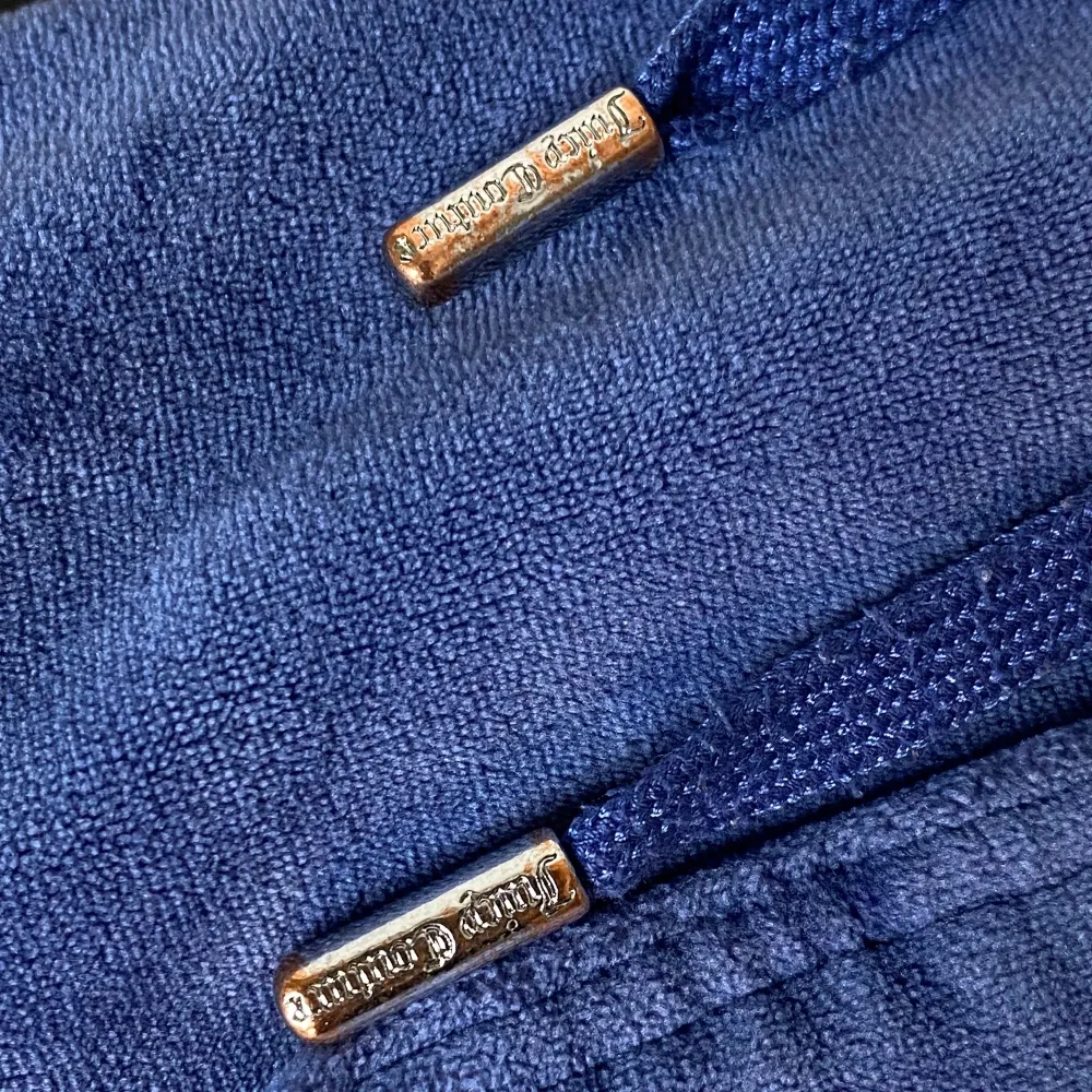 Säljer blåa juicy couture byxor! Köpt för ett långt tag sen på NK men har endast används hemma. Välanvända men fortfarande i bra skick. Säljer pga att den är för stor på mig, storlek S. Nött på en del ställen (kika på bilderna). . Jeans & Byxor.