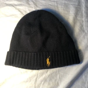 En polo Ralph Laurent mössa - En svart polo mössa som är i bra kvalitet och värmer huvudet bra