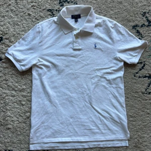 Vit polo piké  - Säljer denna oanvända polo pikén, perfekt skick bara utan lappar Storlek: L  Sitter slim 