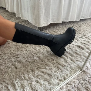 Stövlar - Säljer ett par helt nya och oanvända stövlar i storlek 38. Baksidan är i stretch och de sitter åt runt benet. Vill minnas att de är från Din Sko men är ej helt säker. 