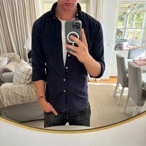 Ralph Lauren skjorta - Hej säljer nu min fina Ralph Lauren skjorta i storlek S. Den är i nyskick och kommer vara otroligt snygg i höst/vinter. Nypris cirka 1500kr! Vi kommer att sälja liknande produkter nu närmare vinter så glöm inte följa profilen!🌊🍾