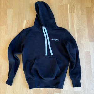 Champion hoodie strl S - Svart hoodie i använt skick. Strl S Lite ”nopprig” 