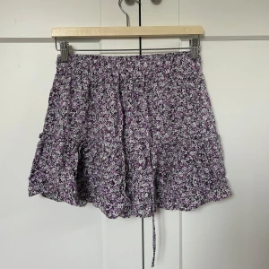 Kjol Zara - Kjol ifrån Zara med inbyggda shorts !