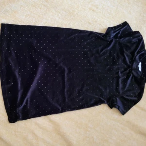 Svart sammetsklänning - Fin svart sammetsklänning med nitar, från Cubus!