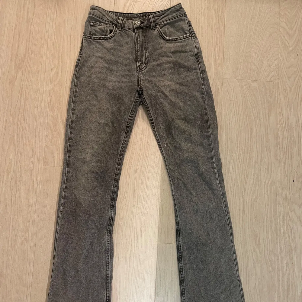 Snygga jeans från Gina! Använda få gånger, säljer pga gillar mer lågmidjat💗 Midjan är insydd hos skräddare (egentligen strl 36), så perfekt för dig som har svårt att hitta jeans som passar i midjan😁❤️ Pris kan diskuteras!!. Jeans & Byxor.